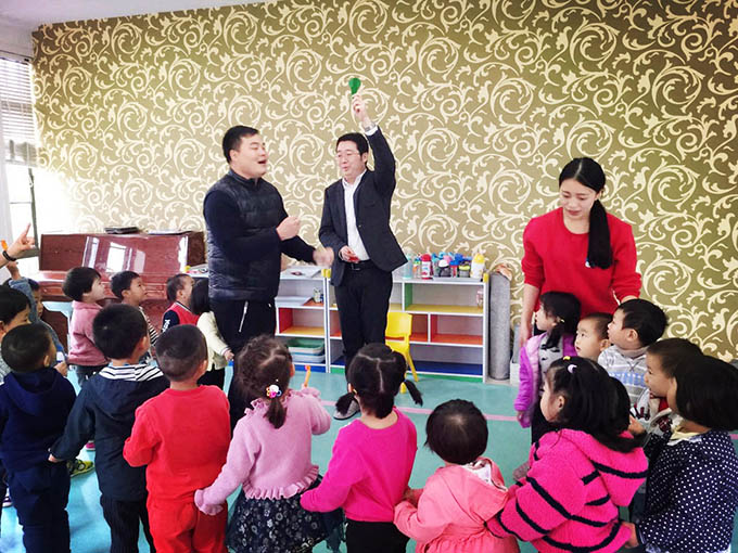 嬰智貝佳老閔行園：爸爸進(jìn)課堂，歡樂一刻